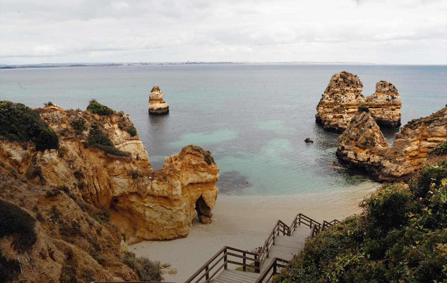 bg image https://cebytb37gqewrsv4.public.blob.vercel-storage.com/Portugal%20Header%20-%20Algarve%20-%201-n0Je7H3JzhwvO3q9hxKP5mJifgSxd4.jpg