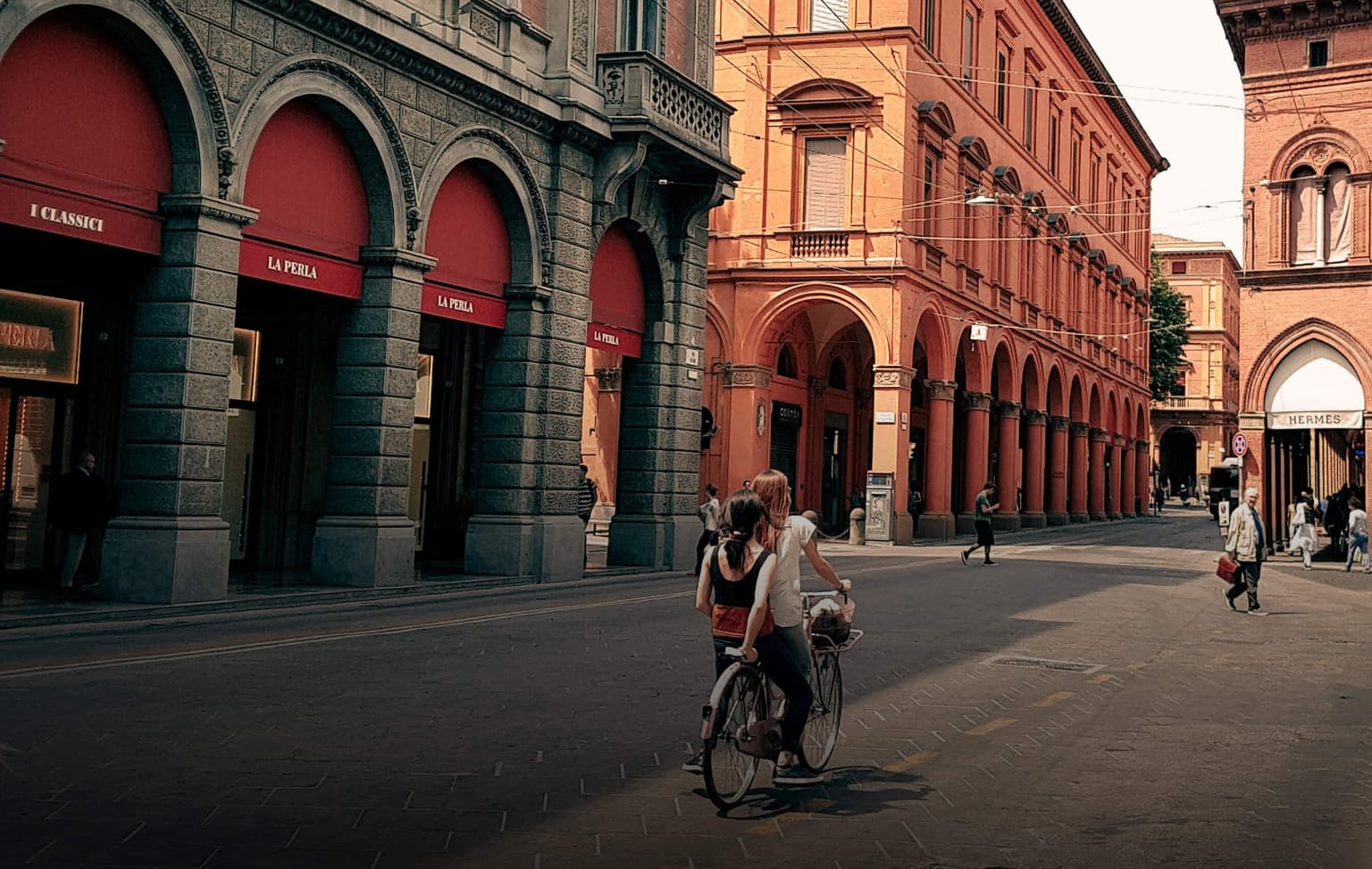 bg image https://cebytb37gqewrsv4.public.blob.vercel-storage.com/italy-internship-header-03-jgXW7E3mK0oQmZXocqLf0wacBG5XDR.jpg