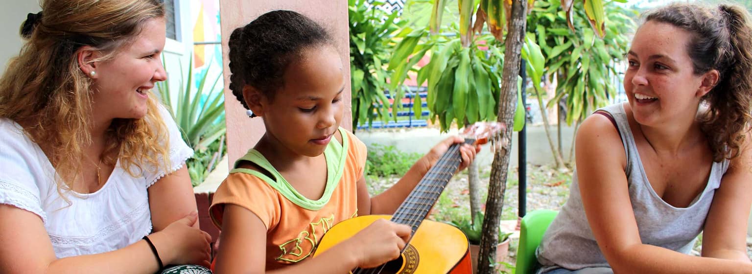 bg image https://cebytb37gqewrsv4.public.blob.vercel-storage.com/samana-volunteer-dominican-republic-19912-6PmdTCvffwTWja675sua9DGwmVhUa8.jpg